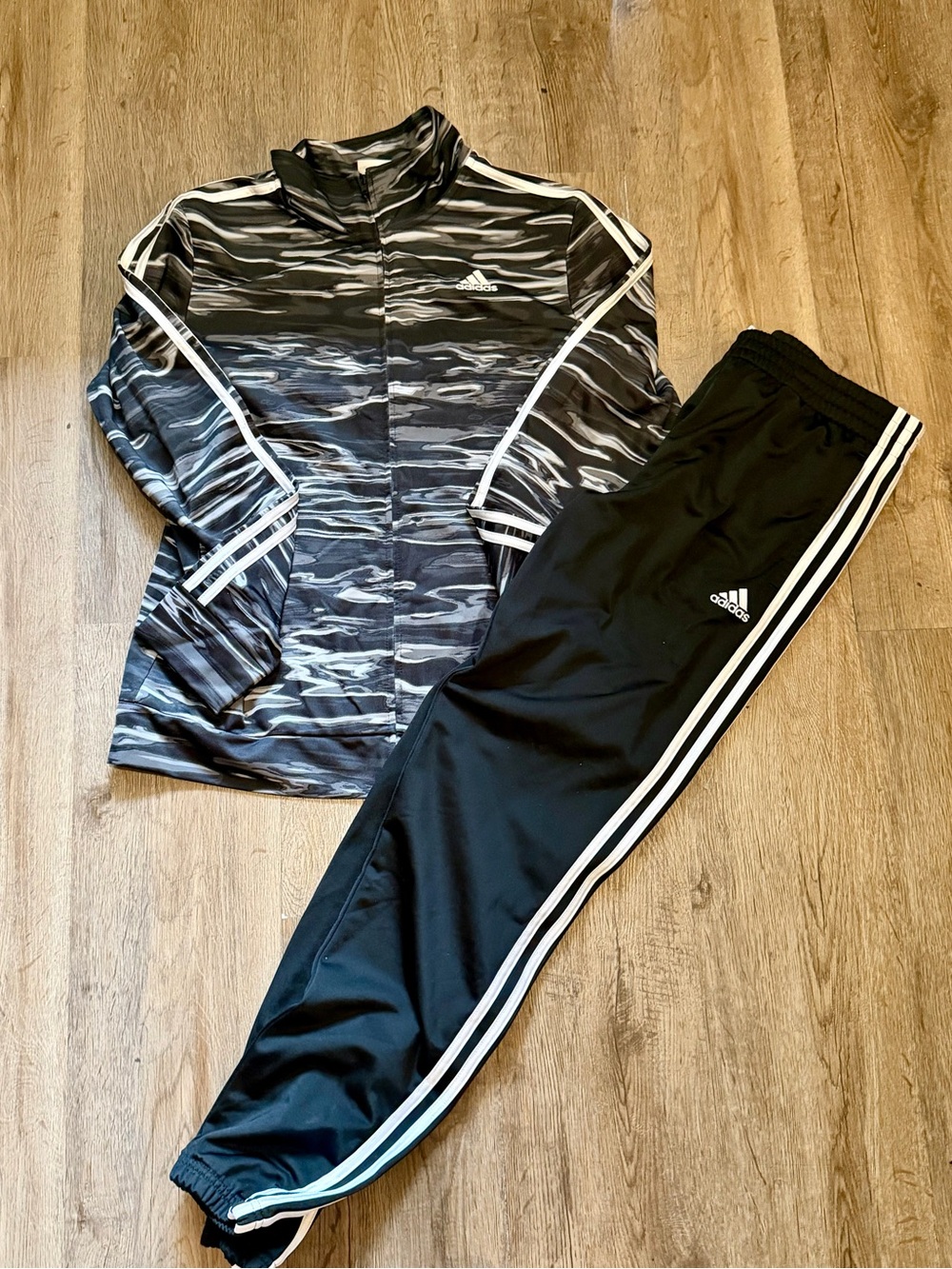 Adidas Boys’ XL 18/20 2-Piece Track Suit Camo Jacket and Black 3 Stripe Pant
